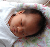 赤ちゃんの睡眠時間やリズム サイクルは 睡眠中に泣く 叫ぶ アリスの陽なたぼっこ