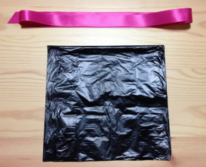 ハロウィン衣装の黒いマント材料(黒の布orビニール袋とテープ紐)