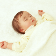 睡眠中の生後4ヶ月の赤ちゃん