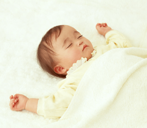 睡眠中の生後4ヶ月の赤ちゃん