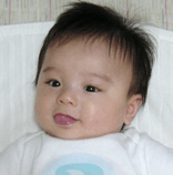 笑顔の生後3ヶ月の赤ちゃん(男の子)