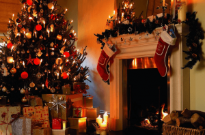 クリスマスの飾り付けがされたクリスマスツリーと暖炉
