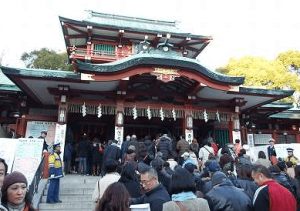 初詣東京おすすめ神社人気ランキング第10位の富岡八幡宮の初詣の様子