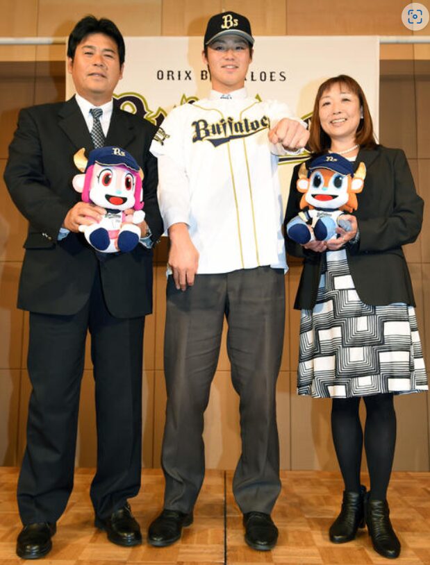 オリックス入団時、左　父彰弘さん、中央　山崎福也投手、右　母　路子さん；日刊スポーツ