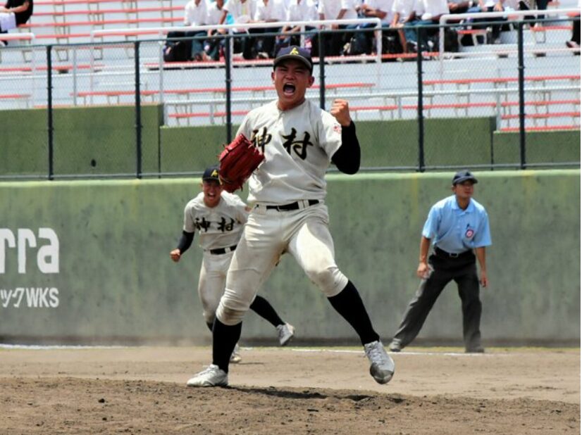 優勝を決め、マウンドでほえる神村学園の今村拓未投手